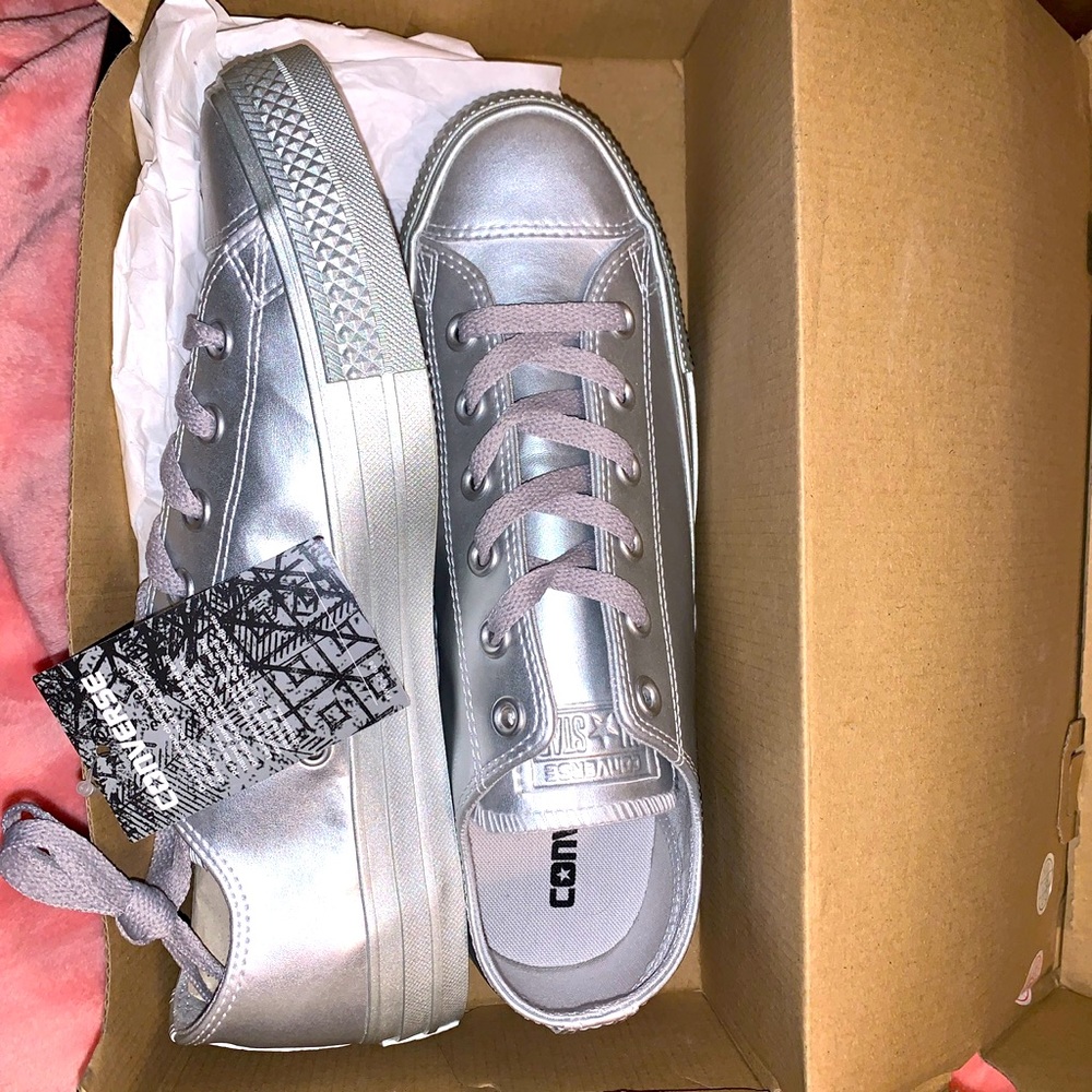 Low top shimmery silver converse NWT & box